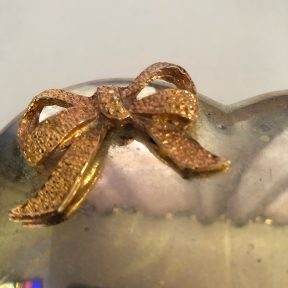 Vintage Heart-Shaped Silver Jewelry Box with Gold Bow. Made in Hong Kong - - Picture 2 of 8